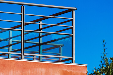 balcon avec garde-corps en verre et aluminium - obrazy, fototapety, plakaty