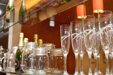 テーブルの上のグラスとボトルと瓶