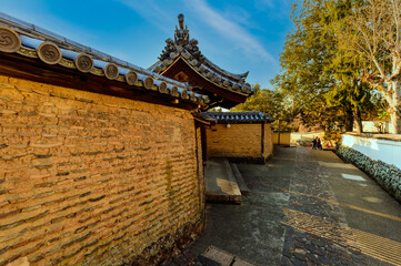 日本の奈良、二月堂裏参道の風景、中性院の瓦土塀、12月