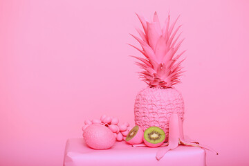 Frisches Obst in pink vor Studiohintergrund