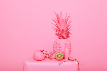 Frisches Obst in pink vor Studiohintergrund