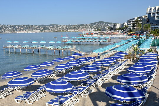 France, c&ocirc;te d'azur, Antibes, parasols sur les plages de sable de  Juan les Pins en bordure de la mer M&eacute;diterran&eacute;e.