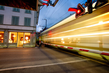 train passant à grande vitesse dans une ville touristique Suisse au lever du jour