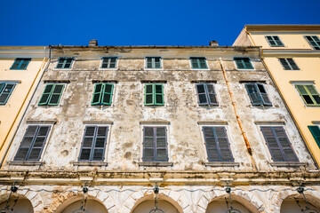 Dans les rues de la vieille ville de Corfou