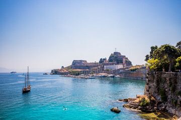 Naklejka premium Vue sur le Vieux Fort depuis les jardins du Palais de Saint-Michel et Saint-Georges à Corfou