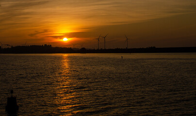 Fototapeta na wymiar Sonnenaufgang mit Windrädern