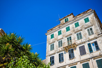 Dans les rues de la vieille ville de Corfou