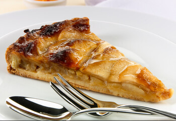 tarta de manzana con mermelada  de melocotón con cubiertos. apple pie with peach jam with cutlery.