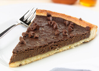 Porción de tarta de chocolate  después de una buena comida. Slice of chocolate cake after a good meal.