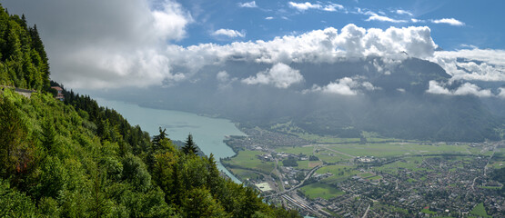 panoramique sur une chaine de montagne et lac, vu sur Jungfrau en été depuis Harde Kulm sous ciel...