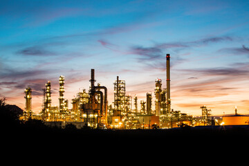 Obraz na płótnie Canvas Night scene of oil refinery plant and power plant of Petrochemistry