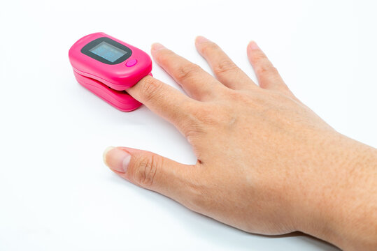 パルスオキシメーターで血液中の酸素濃度と脈拍を計測する手のアップ