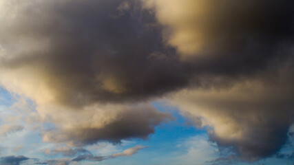 Naklejka na ściany i meble Ciel partiellement couvert par des cumulus de faible altitude, causant quelques ondées par endroits