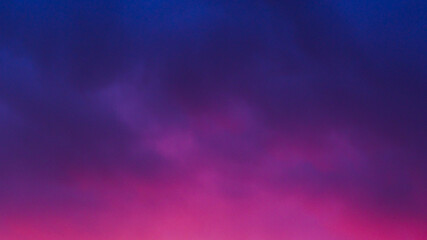 Ciel mauve après le coucher du soleil, sous un temps couvert et faiblement pluvieux