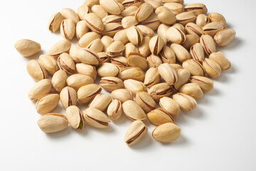 ピスタチオの実を白背景で