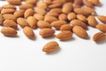 アーモンドの実を白背景で