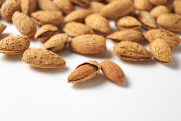 アーモンドの実を白背景で