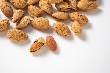アーモンドの実を白背景で