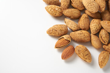 アーモンドの実を白背景で