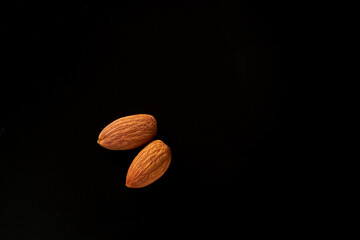 アーモンドの実を黒背景で