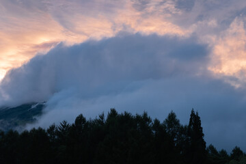 流れ落ちる雲
