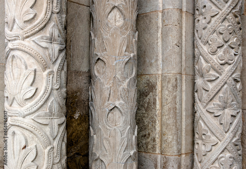 Wall mural colonnes médiévales dans la vieille cathédrale de coimbra, portugal