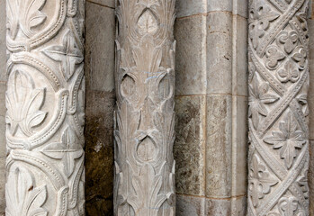 Colonnes médiévales dans la Vieille Cathédrale de Coimbra, Portugal