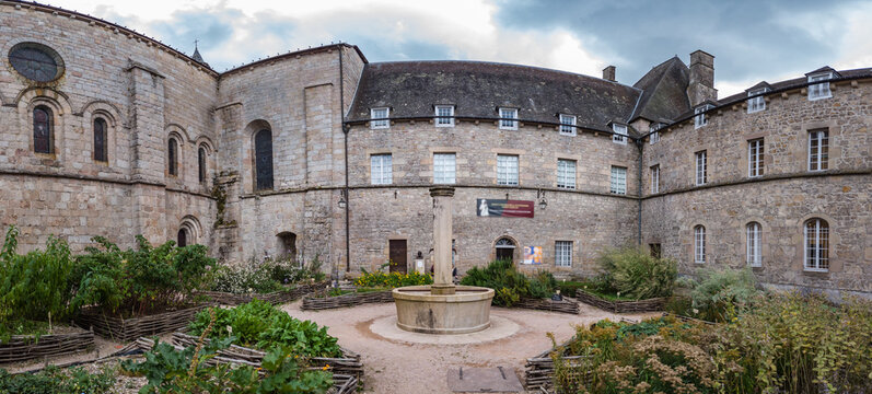 Meymac (Corr&egrave;ze, France) - Cour et jardin de l'abbaye Saint Andr&eacute; Saint L&eacute;ger abritant le entre d'art contemporain et le mus&eacute;e d'arch&eacute;ologie Marius Vazeilles