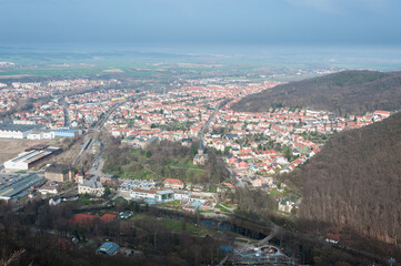 Fototapeta premium Blick von einem Berg im Harz auf das idyllische Quedlinburg