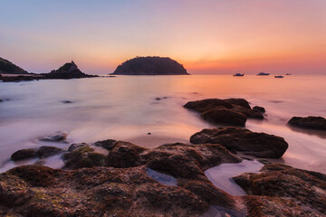 Naklejka premium Beautiful sunset on the rock beach.