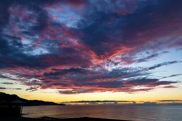 Fotobehang 炎から飛び立つフェニックスのような真っ赤な夕焼けを写した雲 © ZUN