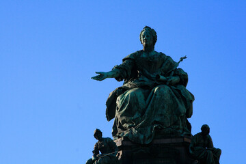 Fototapeta premium Statue in Maria Theresien Platz, Wien, Austria