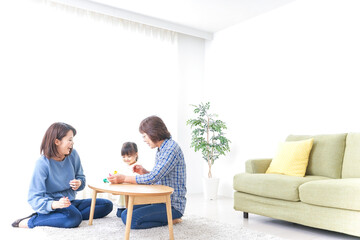 子供と遊ぶ幸せな家族イメージ