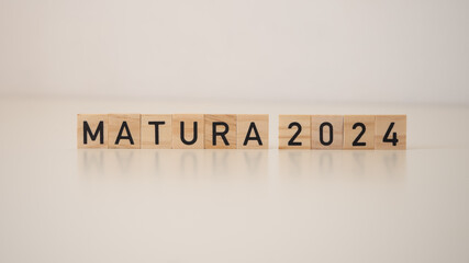 Matura 2024 - napis z drewnianych kostek 