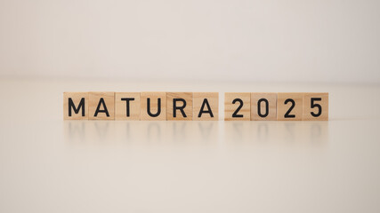 Matura 2025 - napis z drewnianych klocków - obrazy, fototapety, plakaty