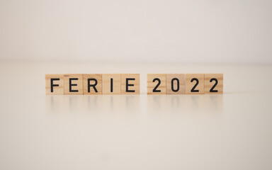 Ferie 2022 - napis z drewnianych kostek 