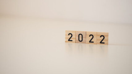 2022 - napis na drewnianych kostkach 