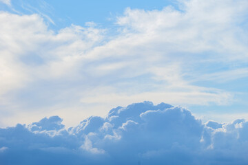 파란 가을 하늘을 배경으로 한 구름