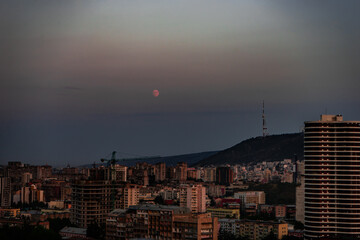 Obraz premium Dramatic sky with lighting in Tbilisi