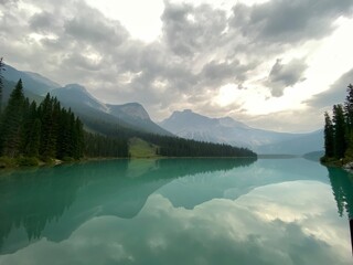 Fototapeta na wymiar Emerald lake reflection 