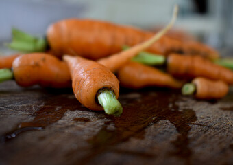 close up de zanahorias recien cosechadas y lavadas