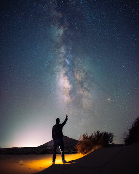 Bonita foto nocturna con muchas estrellas 