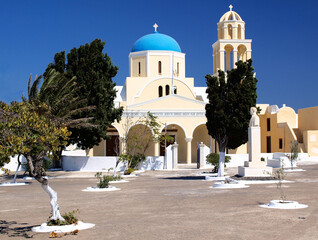 Fototapeta na wymiar A white greek church on Santhorini island, Greece