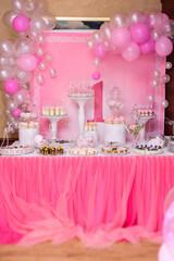 A candy bar with sweets in pink tones for a baby 