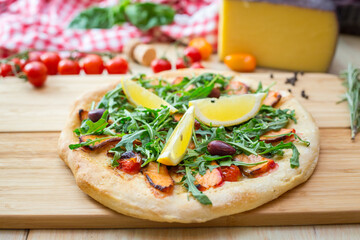 focaicca pizza with rucola salomon lime olives