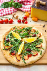 focaicca pizza with rucola salomon lime olives