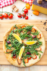 focaicca pizza with rucola salomon lime olives