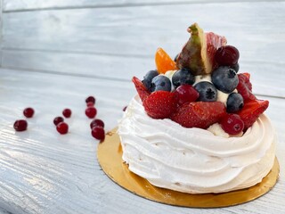 Merengue Pavlova cake with berries