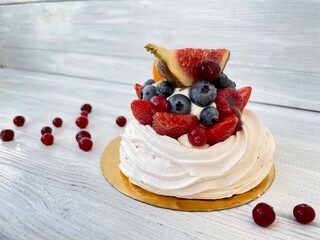 Merengue cake with berries