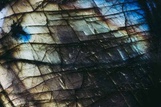 Arri&egrave;re plan texture d'une pierre semi pr&eacute;cieuse labradorite - Espace color&eacute; abstrait